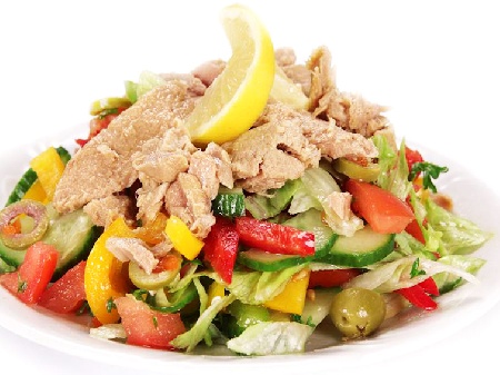 Тоносалата – гръцка салата с риба тон, чери домати, краставици, маслини и лимонов дресинг - снимка на рецептата